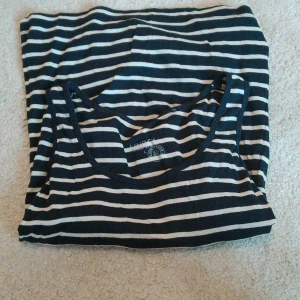 Randig linne från Lindex - Säljer ett svartvitt randigt linne från Lindex i ekologisk bomull. 