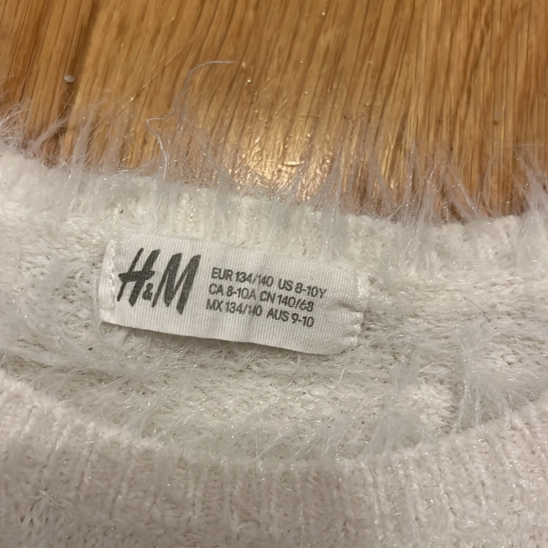 Vit fluffig tröja med renmotiv från H&M - 91