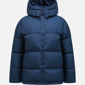 Mörkblå jacka från Peak Performance - Säljer denna snygga mörkblå dunjacka från Peak Performance. Har endast använt den en halv vinter så den är som ny men den kommer tyvärr inte till användning längre. Nypris 4200kr💕