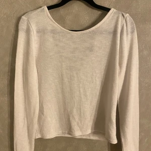 Vit tröja med snörning från H&M Divided - Säljer en stilren vit tröja från H&M Divided med unik snörning i ryggen. Tröjan är långärmad och har en normal passform, perfekt för både vardag och speciella tillfällen. Ett måste i garderoben för den som gillar att sticka ut lite extra! Skulle säga att den sitter mer som en s i storlek☺️