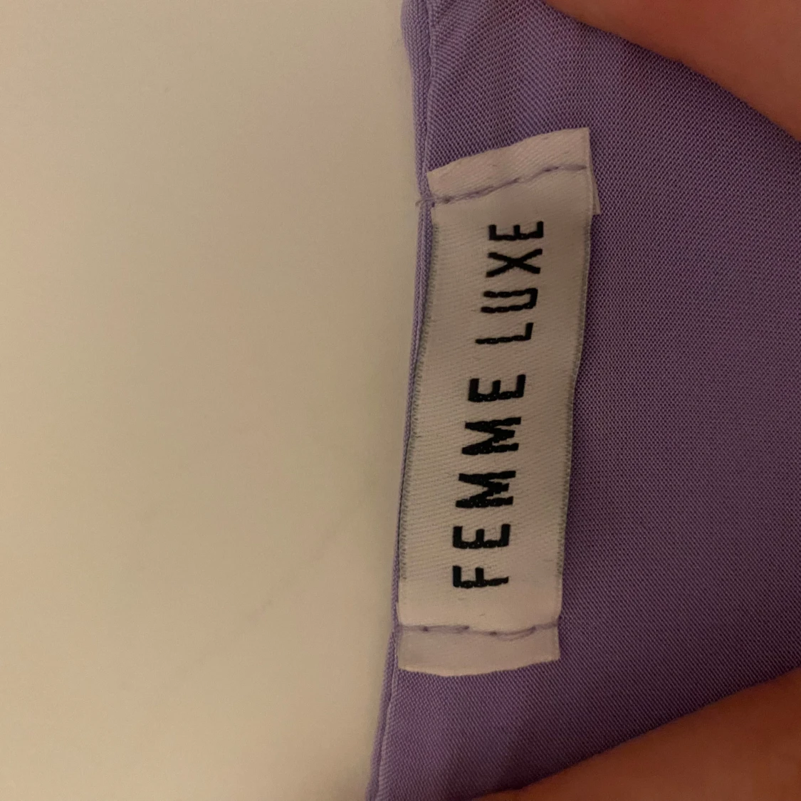 Ljuslila klänning från Femme Luxe - 90