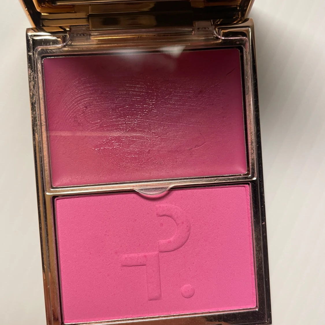 Rosa rouge från Patrick Ta i It’s Giving - 90