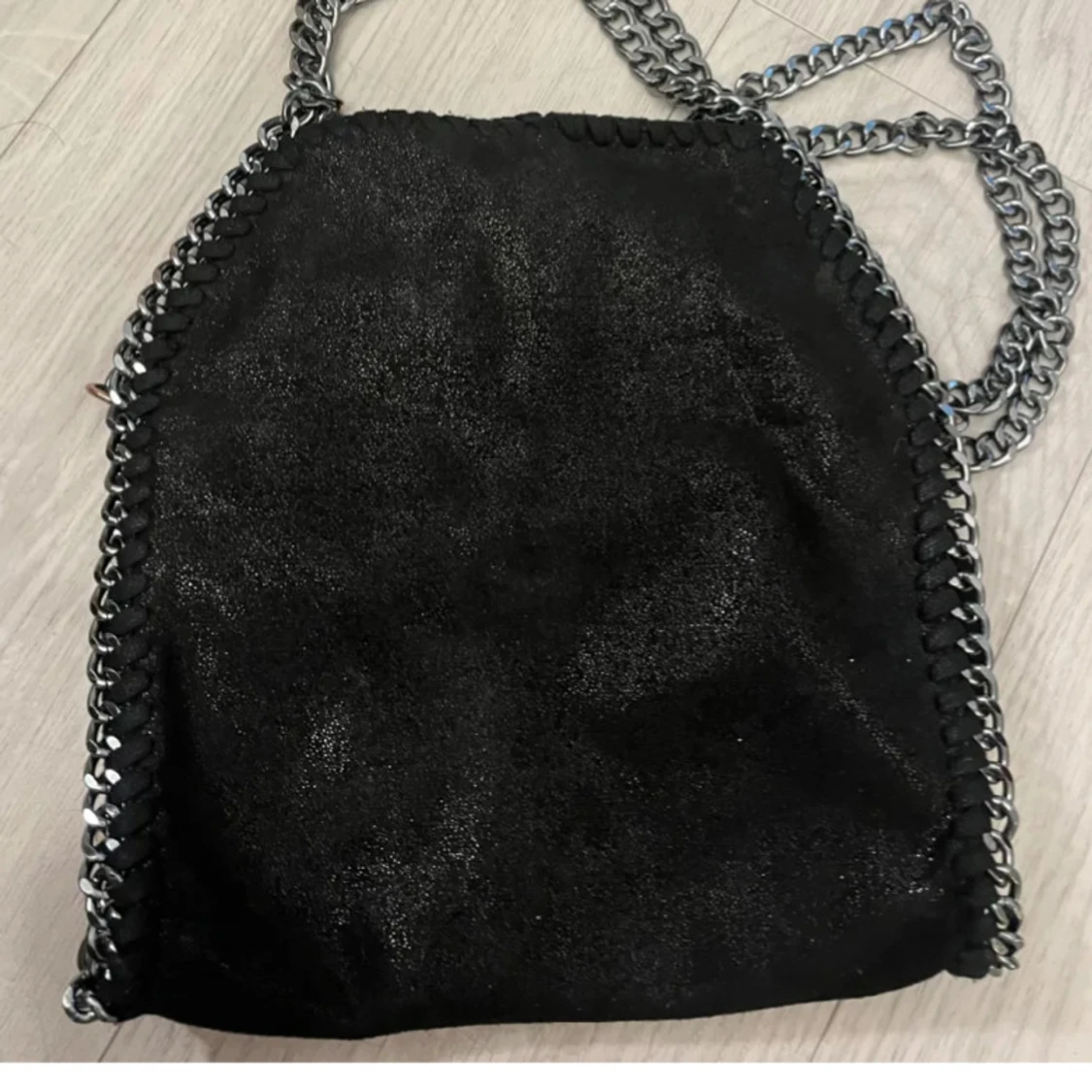 Svart axelväska med kedjedetaljer