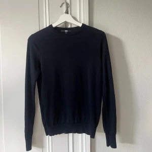 Svart tröja från Uniqlo - Säljer denna jättefina tröja från uniqlo. Perfekt för både vardag och mer uppklädda tillfällen. Den är endast använd ett fåtal gånger och är i mycket bra skick💓