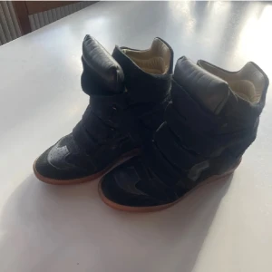 Isabel Marant - Svarta skor från isabel marant (isabel marant bekett). Superfint skick då de tyvärr inte kommit supermycket till användning. Väldigt bekväma och enkla att gå i. Helt äkta! Pris kan diskuteras vid snabb affär.