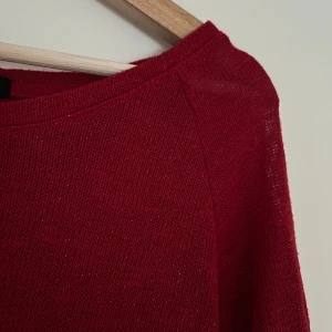 Röd glittrig tröja från H&M - Snygg röd tröja från H&M med glittrande detaljer. Tröjan har trekvartsärmar och en bekväm passform. Perfekt för julen!