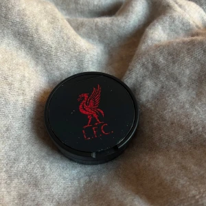 Svart förvaringsdosa med valfri design  - Liverpool dosan✨Perfekt för att förvara småsaker eller som en dekorativ detalj. 