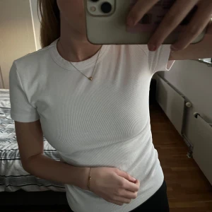 Vit ribbad t-shirt - Jättefin t-shirt och perfekt passform!!💕☃️