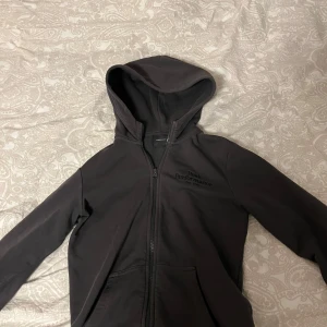 Svart zip-up hoodie från Peak Performance - Säljer en svart zip-up hoodie från Peak Performance. Storlek 160 och skicket är 7/10. Nypris är 900kr, mitt pris är 450kr.
