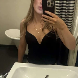 Svart body - svart body från hm i storlek S, använd två gånger!💕