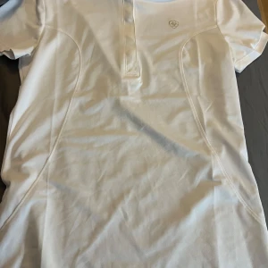 Tävlings topp - Säljer en fin topp från Ariat Pro Series. Helt ny aldrig andvänd