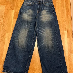 Blå wide jeans - Säljer dessa baggy jeans som är väldig wide leg med washed denim. Har knappast använt dem.