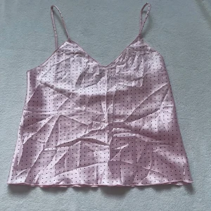 Rosa linne - Jättefint rosa linne i satin liknade material. Knappt använd! Står ingen storlek men skulle säga att den passar xs/s 💕