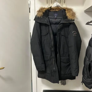 Jacka - Gant - Säljer min pappas vinterjacka (super downer) från Gant i använt med bra skick. Köptes för 7500 SEK. Vet inte om den är mer svart eller marinblå i färgen