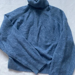 Blå polotröja från Weekday - Mysig blå polotröja från Weekday i en mjuk och varm kvalitet. Knappt använd så i bra skick! 💕