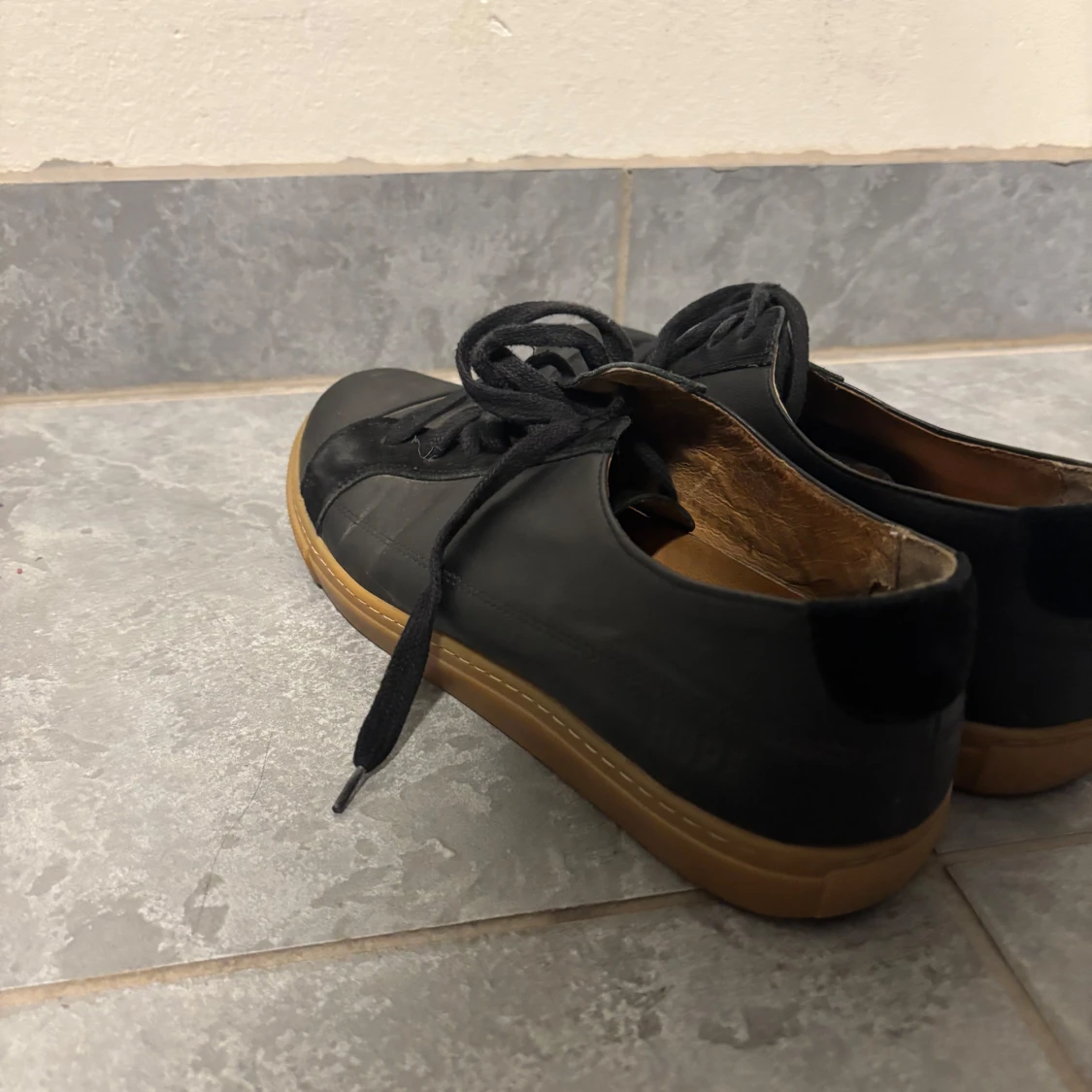 Svarta sneakers från hope med brun sula - 91