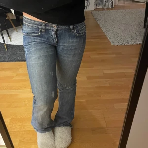 Lågmidjade jeans  - Säljer mina favorit lågmidjade botcutjeans pga att jag inte kan ha de längre! 💕(de har blivit slitna längst ner i benen 4 bilden )