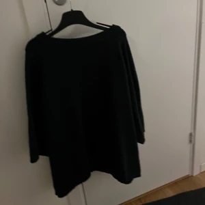 Populär mörkblå stickad t-shirt från Lager 157 - Säljer en stilren svart stickad tröja med lång ärm. Perfekt för kyligare dagar och enkel att matcha med olika outfits. Storlek M, om du vanligtvist bär S som jag kan du bära denna som en snygg oversized tröja!!