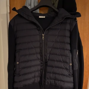 Moncler cardigan - Säljer nu min moncler cardigan då jag inte använder den längre. Byten kan vara intressant är öppen för förslag Jackan är i storlek L men passar mer som M då jag är 175 och sen sitter lite stor