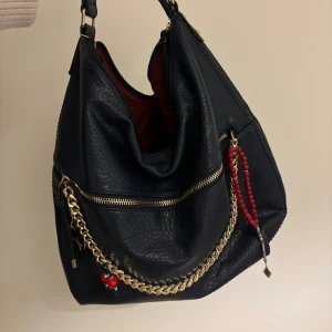 Väska  - Sjukt fin väska som är helt oanvänd med prislappar kvar😍