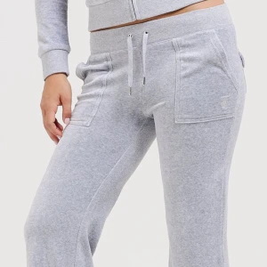 Grå mjukisbyxor med snörning - Snygga och bekväma grå mjukisbyxor med snörning i midjan. Perfekta för en avslappnad stil. Byxorna har praktiska fickor framtill.