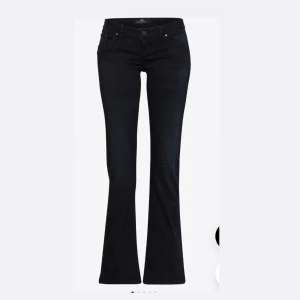 Svarta bootcut jeans, LTB - Snygga LTB bootcut jeans med låg midja. De är i färgen nattblå och i storlek W26 L36