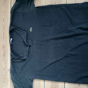 Svart t-shirt  - Snygg svart t-shirt (vet ej om den är äkta)
