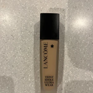 Foundation från Lancôme - Lancôme Teint Idole Ultra Wear foundation i nyansen 220C. Denna foundation erbjuder upp till 24 timmars hållbarhet med SPF 35. Perfekt för en naturlig finish och jämn hudton. Endast testad, säljer pga fel färg. Nypris = 625 kr