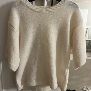 Beige stickad tröja - Jättefin beige stickad t shirt, använd 2 ggr