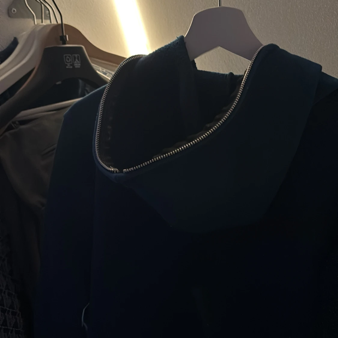 Mörkblå hoodie med dragkedja från Aim for the Moon - 92