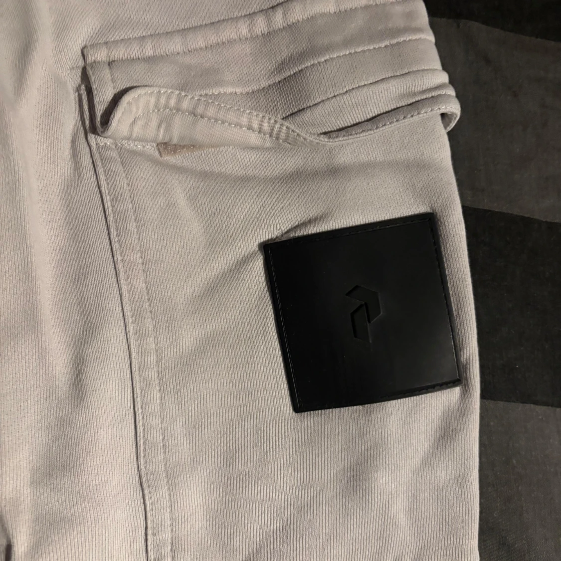 Grå cargopants från Peak Performance - 90