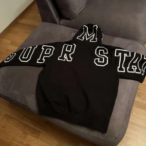 Supreme hoodie - Helt ny Supreme hoodie, aldrig använd och kvitto osv är kvar, storlek M och säljer för endast 999kr vilket är under retail 