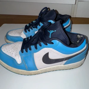 Jordan 1 low UNC  - Säljer dessa skor då de inte kommer till användning, skorna är lite slitna där bak därav priset. Kan rengöras innan de skickas! 