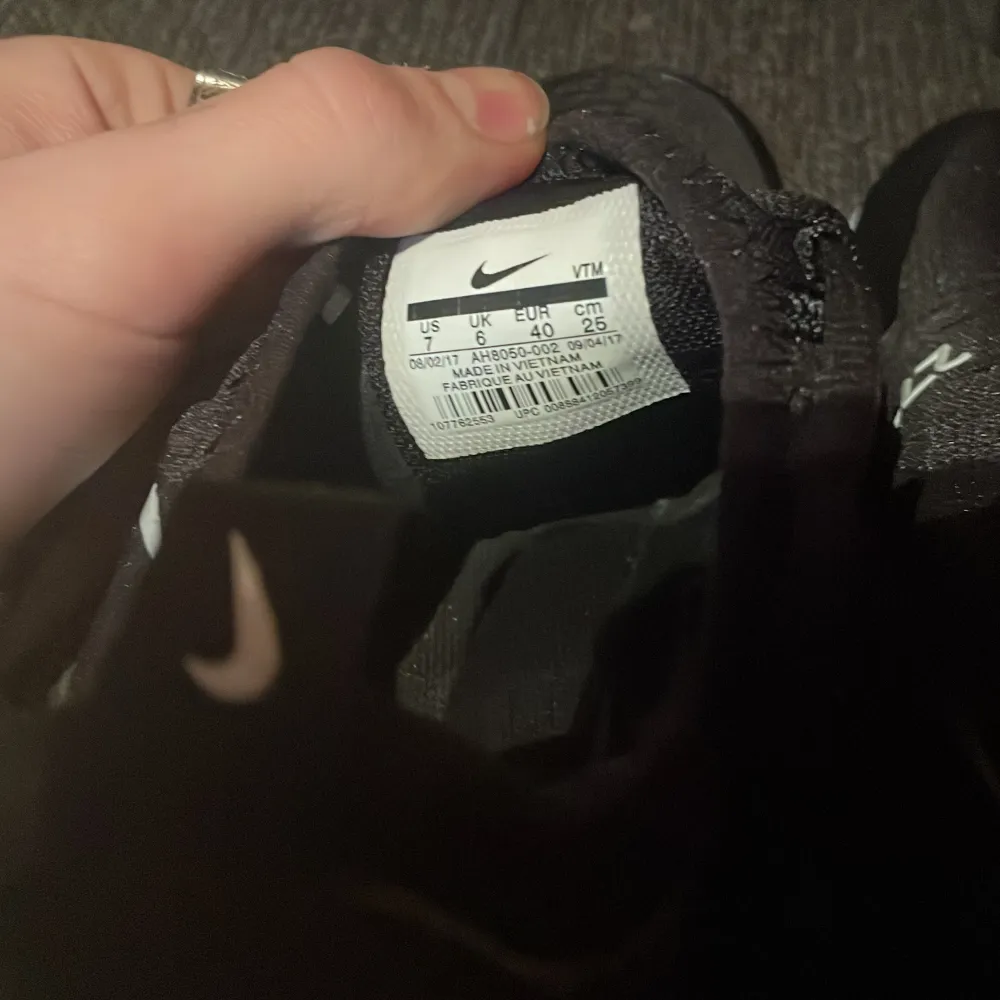 Säljer ett par svarta Nike Air 270 sneakers med vit sula. Skorna har snörning och en luftig design för extra komfort. Perfekta för både träning och vardag.. Kengät.