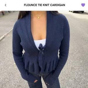 Nelly kofta - Säljer en mörkblå stickad kofta från Nelly med knytband framtill och volangdetaljer vid nederkanten. Nyskick med lapparna kvar! Storlek S, nypris 399kr💙