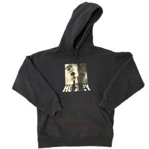 Hockey/Fucking Awesome - Navy Hoodie - En riktigt snygg hoodie från Hockey/Fucking Awesome! Nypris 1100kr. Sitter TTS