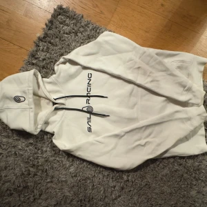 Vit hoodie från Sail Racing - Säljer en stilren vit hoodie från Sail Racing. Fint skick och nästan som ny