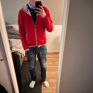 Colmar windbreaker - Unik windbreaker från colmar. Sitter riktigt skönt och passar till det mesta. Storlek 48 så ungefär S-M. Nypris 1500-2000 mitt pris 449. Skicket är 10/10 utsida och 7/10 insida mindre defekter som finns på sista bilden, dock inget som syns eller märks när du bär den. Skriv vid frågor!