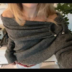 Stickad off shoulder tröja - Så fin stickad off-shoulder tröja med en unik detalj i fram från Zara❣️Väldigt skönt och lent material och varm☺️