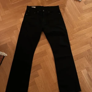 Svarta jeans från Levi's - Säljer dessa helt nya Levis 527