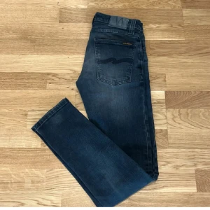  Nudie Jeans - Säljer dessa snygga jeans från nudie med en liten washed svart färg. Fint skick utan skador