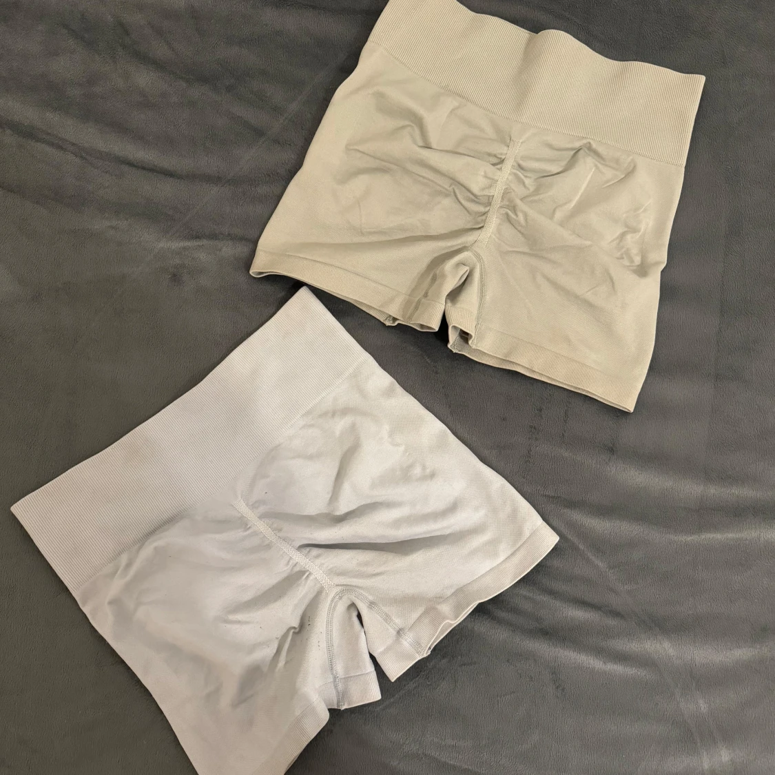 Beige och blå shorts - 90