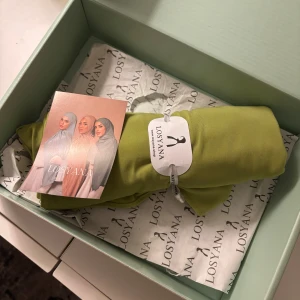 Premium Jersey hijab  - Helt nya i sin original förpackning, från Losyana.  Färg: position green. Kommer behålla boxen, skickar i ett annat paket. Längd: 180x70. Gjord i Dubai