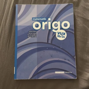 Matematik Origo VUX 3b/3c - Säljer en lärobok i matematik, 'Matematik Origo VUX 3b/3c', från Sanoma Utbildning. Boken är blå med vita och ljusblå detaljer och är anpassad för vuxenutbildning enligt nya läroplanen från 2022. Perfekt för dig som studerar matematik på gymnasienivå.