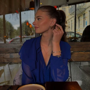 Skitsnygg blus ifrån Zara - Så himla snygg blå blus ifrån zara som är genomskinlig med volang. Volangen sitter över bysten så jag har endast haft en snygg bh under när jag använt denna. Endast använd 1 gång tyvärr då den är så snygg och stilren!