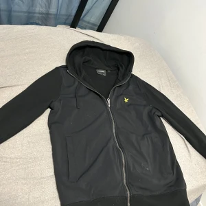 Jacka/Hoodie från lyle and scott - Använd bokstavligen 2 ggr. Jag vet inte om det är en jacka eller en hoodie men den är rätt varm och är vind säker. Köpt från Gräs för 1099kr