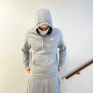 Nike Hoodie - Enkel grå nike hoodie som ny bra passform och riktigt skön huva. Storlek M/L