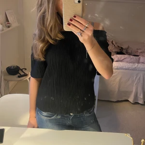 Svart topp från Gina Tricot - Säljer denna superfina svarta off shoulder toppen från Gina tricot då den sällan kommer till användning. Den är sparsamt använd och är därför i fint skick.☺️