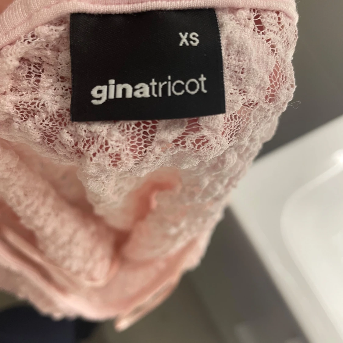 Rosa spetsblus från Gina Tricot - 90