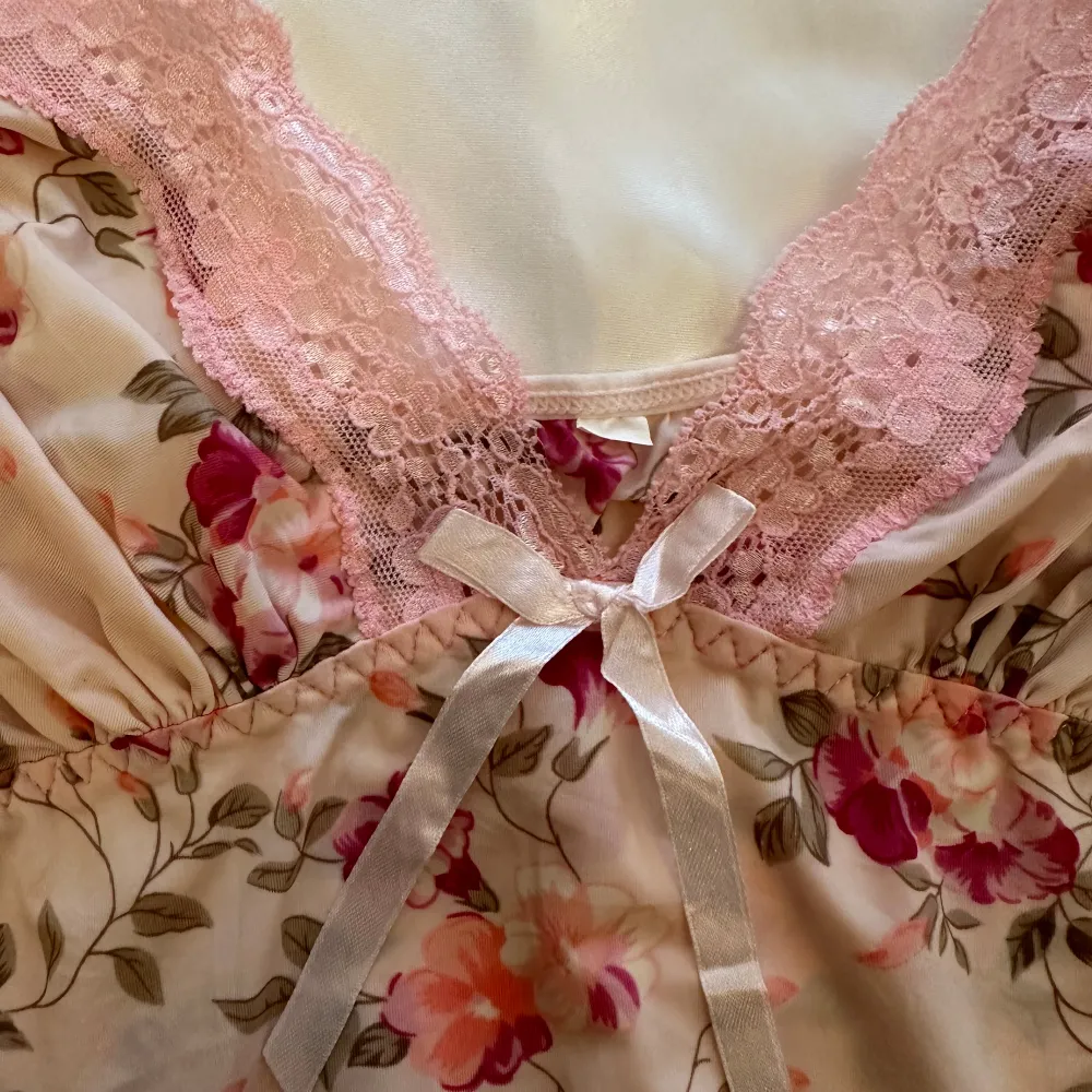 Coquette y2k spets blommor linne  Coquette Y2K pink floral cami top with lace details  Will fit small medium  The top has faint pinkish shadows I don’t know if it from the top or if it’s spot . Toppar.